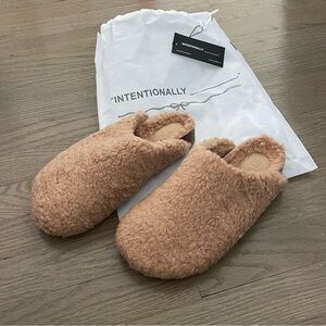 NWT INTENTIONALLY BLANK Women's Apres Tan Slippers Size 7
